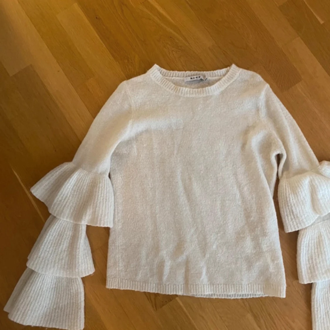 Vit stickad tröja med volangärmar NA-KD - 1