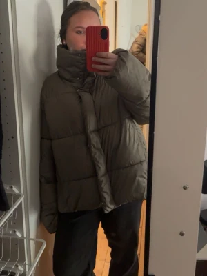 Dunjacka - Superfin dunjacka från H&M i oversize passform. Storlek L, super varm, mysig och skön