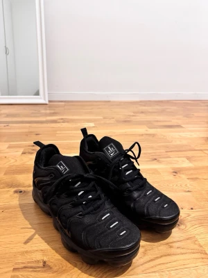 Svarta Nike Air Vapormax sneakers - Säljer ett par svarta Nike Air Vapormax,säljer dem pga att jag har ångrat mig. Skorna är aldrig andvända som man kan se på bilden. Nypris för dem ligger på runt 2300 