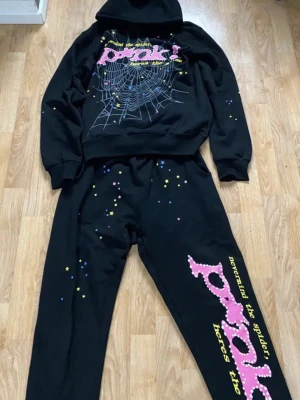 Sp5der tracksuit - Säljer denna sprider tracksuit, äkta vara✅, säljer pga för liten för mig. Pris kan diskuteras ‼️
