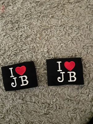 Svettband med broderat Justin Bieber. - Helt nya svettband med broderat Justin Bieber.