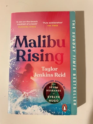 Malibu Rising av Taylor Jenkins Reid - Färgstark pocketbok med omslag i rosa, blått och turkost. Boken är skriven av Taylor Jenkins Reid och handlar om familjedrama och relationer i Malibu. Perfekt för dig som gillar gripande berättelser och strandvibbar.