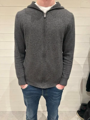 Lawrence grey Kashmir zip hoodie - Säljer en Kashmir tröja från Lawrence grey.Tröjan är i storlek M och modellen på bilden är 183cm. Tröjan är i otroligt fint skick. Skriv gärna för frågor och funderingar🙌