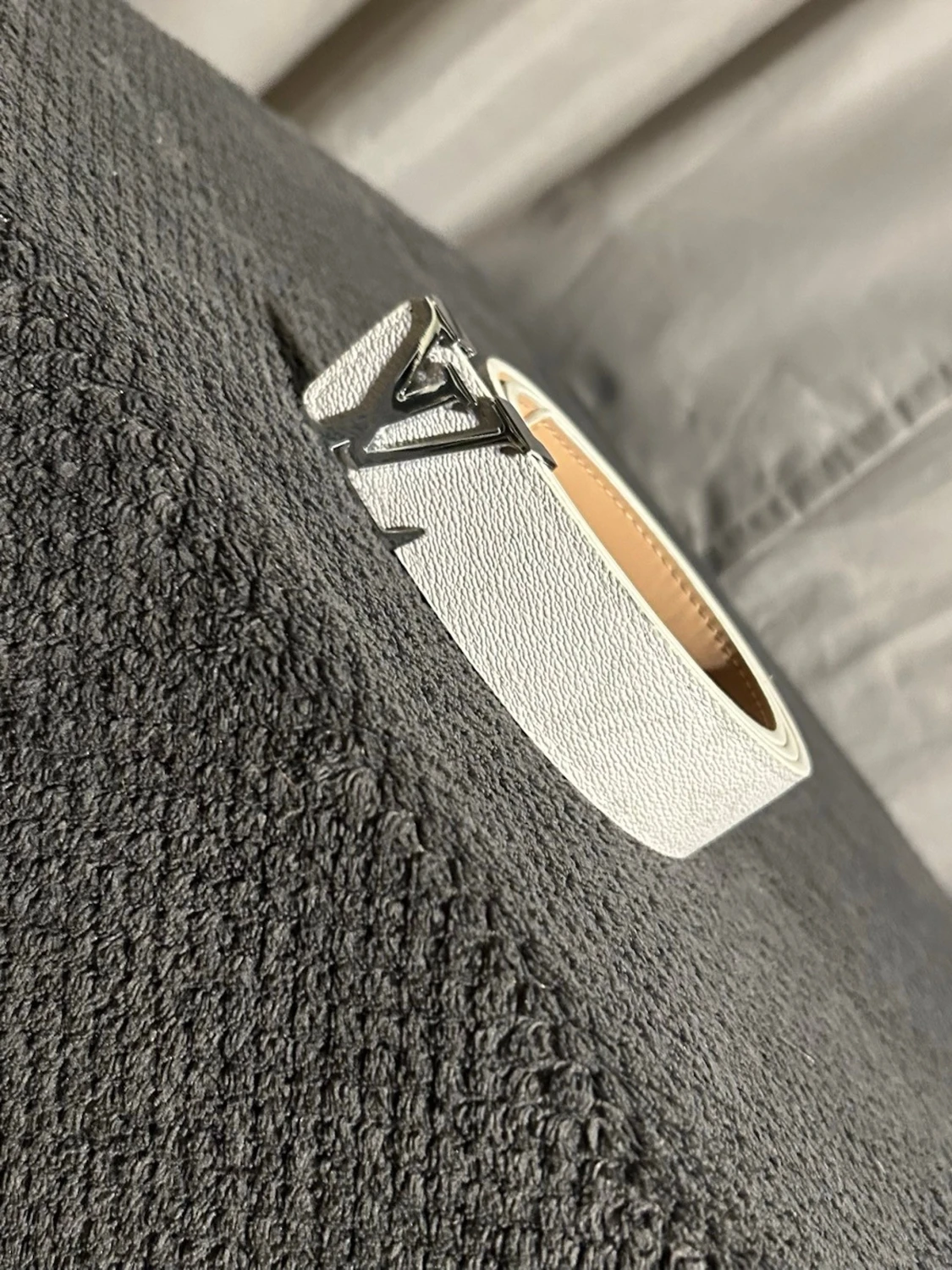 Vitt bälte med guldlogga