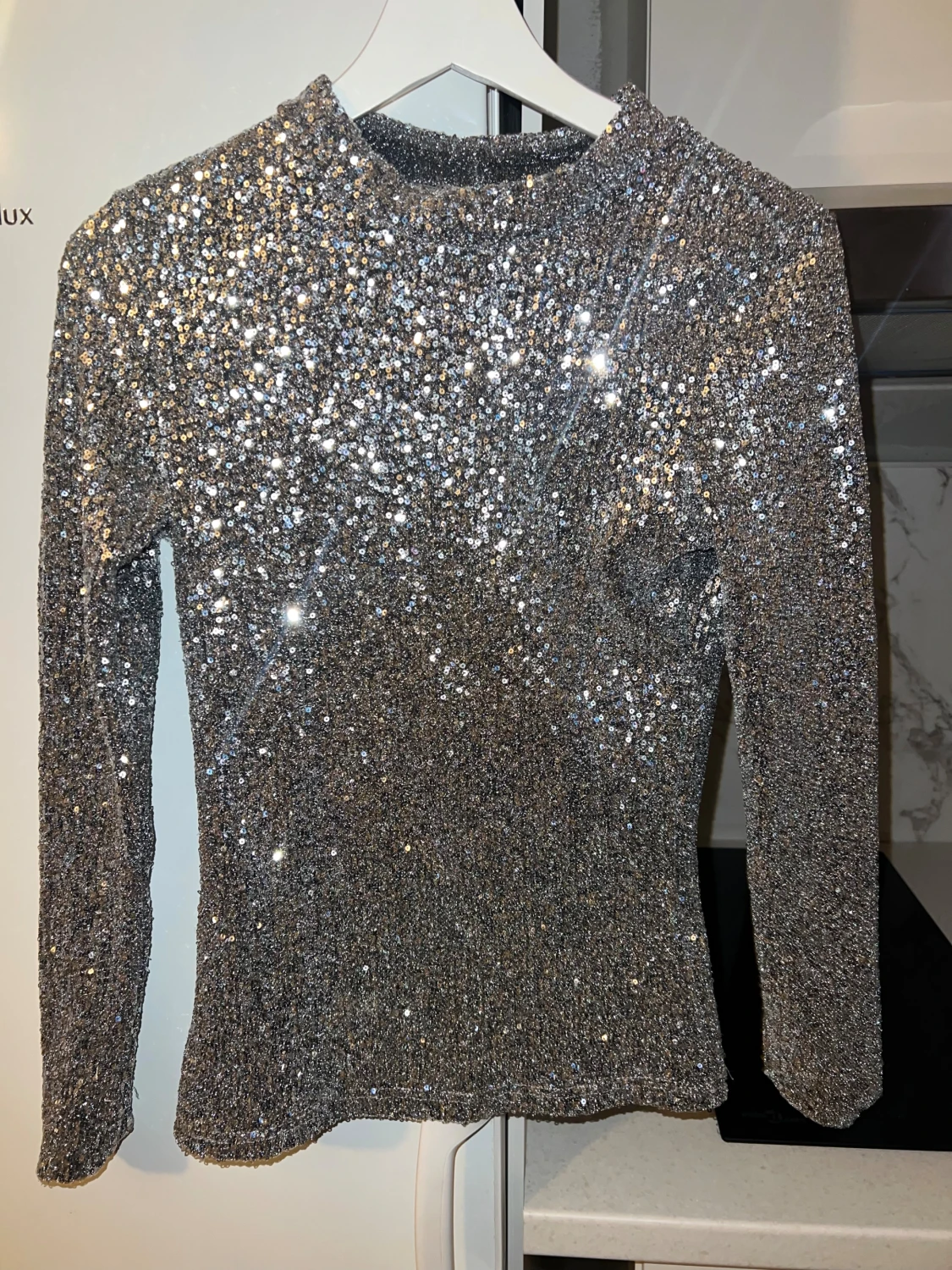 Glittrig silver topp från Monki - 1