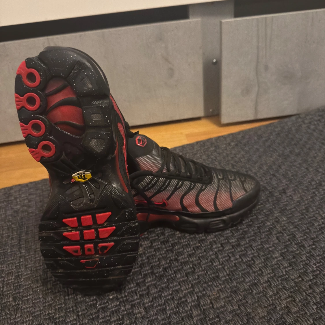 Nike Air Max Plus svarta/röda sneakers - 2