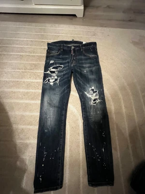 DSQUARED2 JEANS - Lätt mitt favorit par utav alla jag ägt. Ljusblåa med fantastiska vita slitningar, passar till i princip allting. Säljer dessa eftersom de blivit för små på mig. Lite skador på byxorna finns (se bilder) men det kan man enkelt sy själv, inga stora konstigheter. Passar er som är relativt smala och mellan 170-178cm långa. Passform slim fit