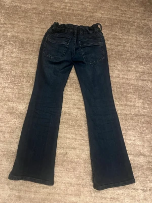Mörkblåa jeans  - Vääääldigt sköna och bra jeans ifrån Gina tricot ❣️ sitter bra och har snygga detaljer, säljer då de är för korta för mig💓 
