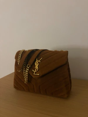 YSL brun väska - Har använts väl av både mig och ägaren innan och defekter förekommer!! därav priset❤️