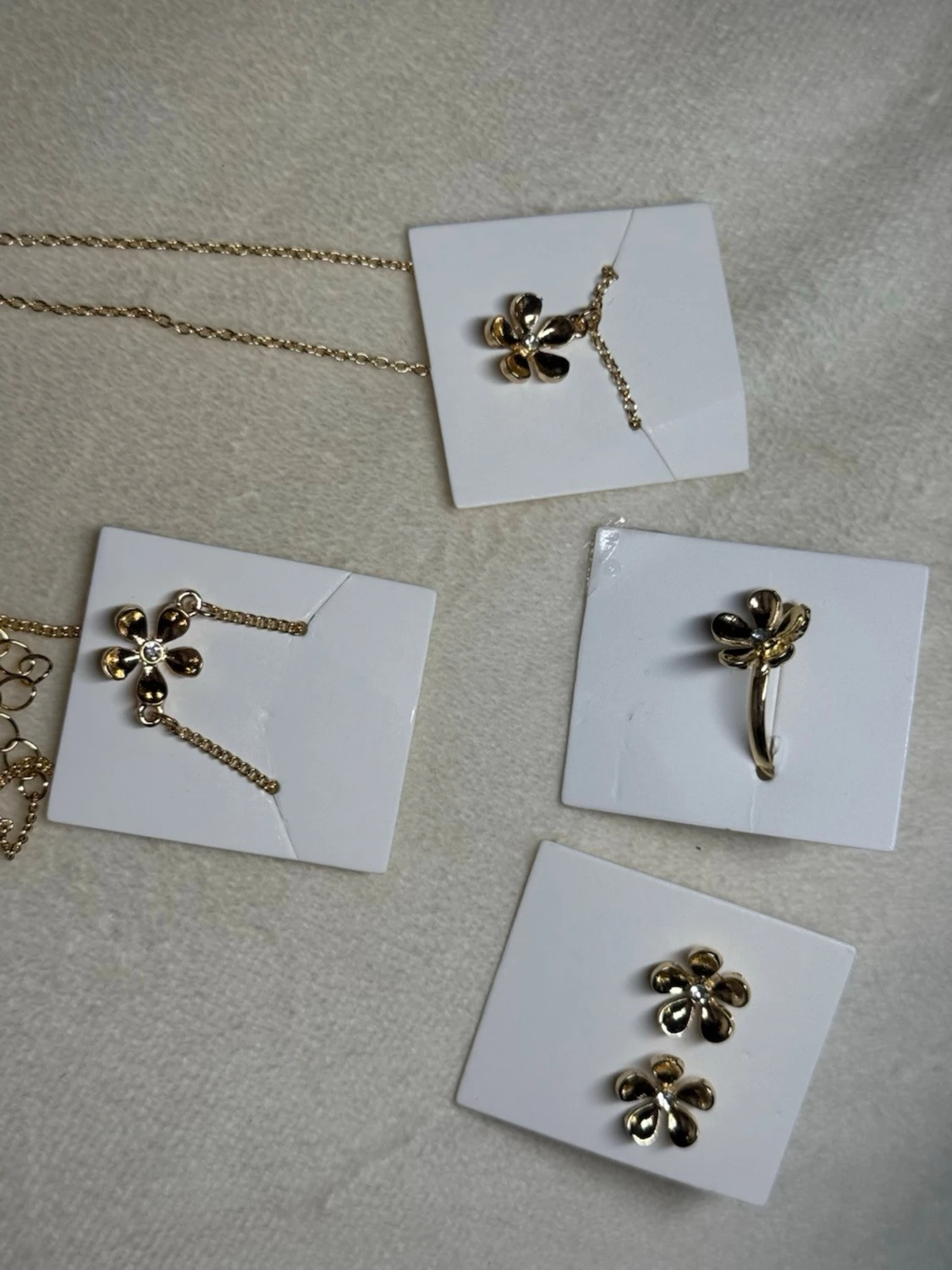 Guldigt Blomset – Halsband, Armband, Ring & Örhängen - 1