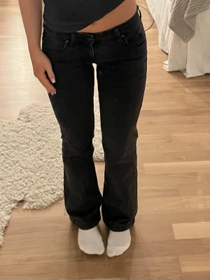 Lågmidjade jeans  - Jeans från Lee, köpta för 1100kr. Uppsydda i längden till en innerbenslängd på ca 74cm. Endast använda fåtal gånger. Storlek: W24