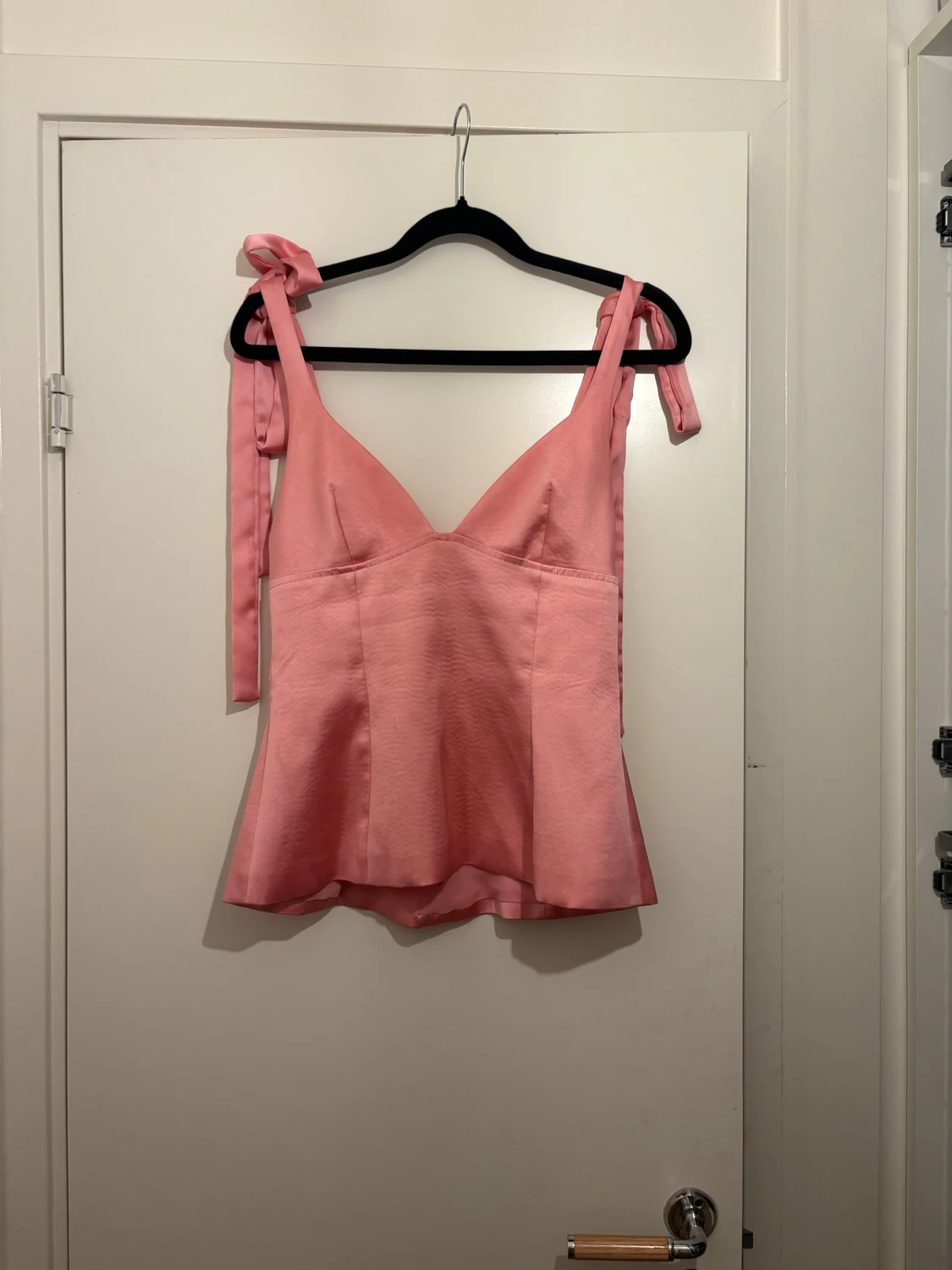 Rosa linnetopp med knytband