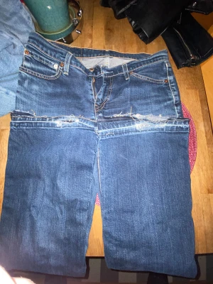 Lågmidjade Levi’s jeans  - Super snygga lågmidjade levis jeans! 💓 Står ingen storlek, men uppskattas som S/36. Passar min kompis som är cirka 165cm och är liiite korta på mig som är cirka 172cm. 