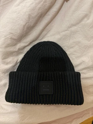 Svart stickad mössa Acne Studios - Säljer en svart stickad mössa från Acne Studios då den tyvärr inte kommit till användning. Inga defekter eller liknande ❤️