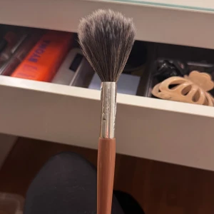 Caia F05 - Caia F05 perfekt för applikation av bronser och blush. En väldigt fluff borste så passar den som vill ha ett naturligt resultat. Hör gärna av dig vid frågor❤️ Nypris: 225