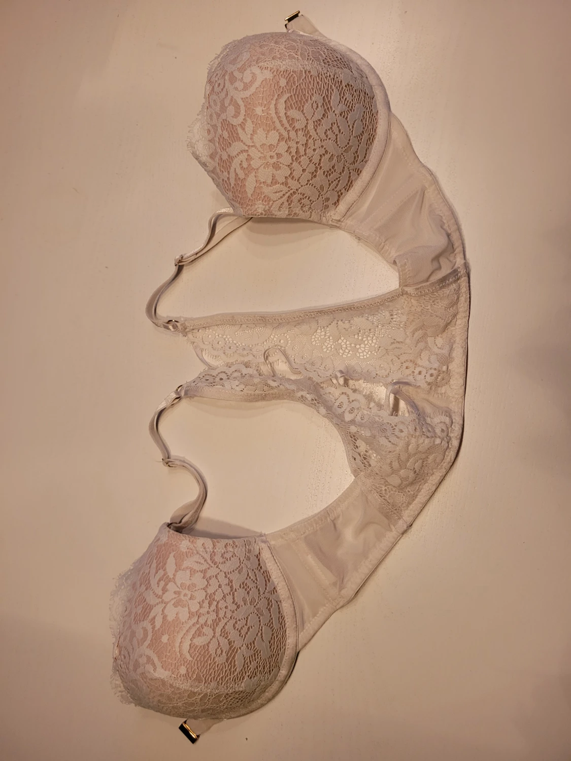 Vit spetsväst med snörning. Öppnas/spänne framtill. - 6