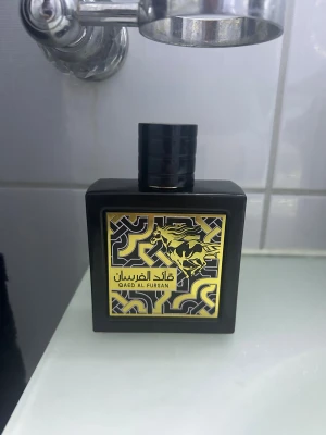 Lataffa Qaed Al fursan parfym - Jag säljer en Qaed Al Fursan parfym, har använt den max 1-2 gånger så borde finnas minst 95% av flaskan kvar. Då jag fick den av min kusin har jag inte box till den. 
