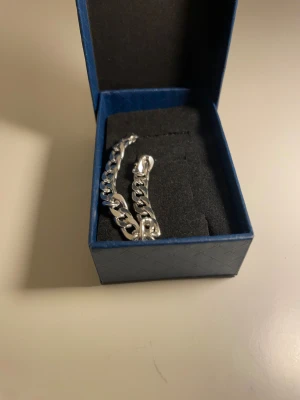 Silver pläterat pansar halsband  - Snyggt pansarhalsband i silverfärg i mycket fint skick. Klassisk och trendig design som passar både till vardag och fest. Ett perfekt val för dig som vill ha en clean men kaxig stil.