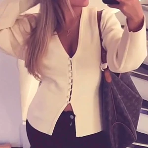 Vit kofta med knappar - Från ginatricote