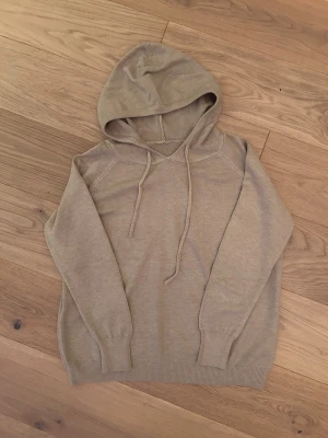 Cashmir hoodie - Helt ny cashmir hoodie, priset kan diskuteras