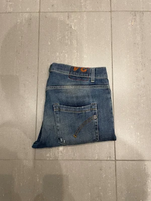 Dondup Jeans - Säljer nu dessa Dondup Jeans med snygga slitningar i populär design, skriv för fler bilder/frågor🙌🏼