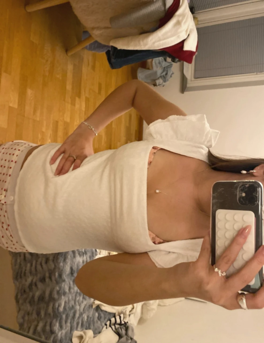 Vit topp med volangärm från Amisu