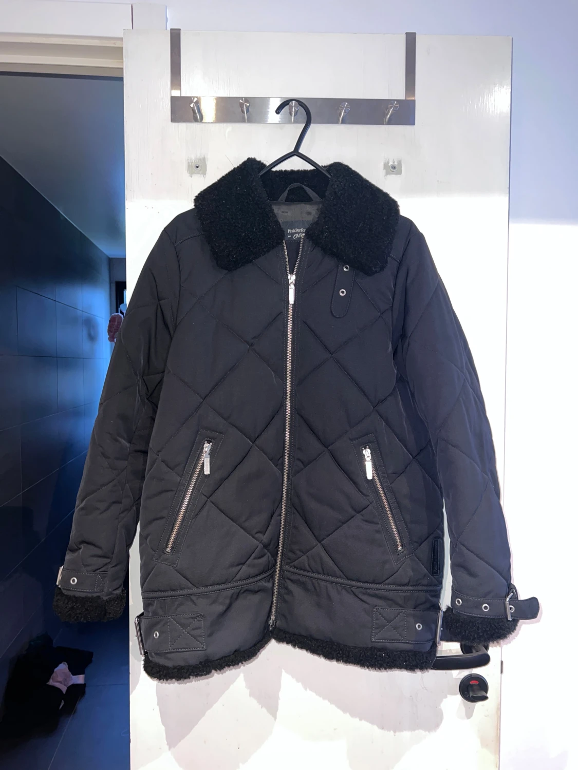 Svart quiltad jacka Peak Performance XS