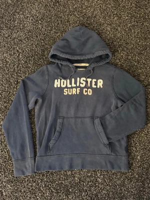 Hollister hoodie~sällsynt - Säljer nu denna väldigt eftertraktade hollister hoodie. Skick 8/10, sjukt snygg och unik. Denna blir såld fort så skynda! Obs går ner i pris vid snabb affär! L/M