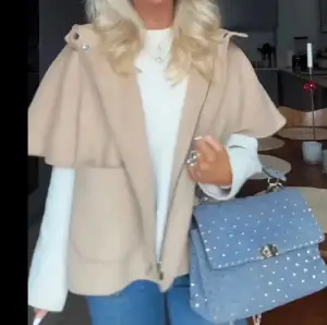 Suuuuper snygg och trendig poncho jacka från Zara i storlek s , aldrig använd därav i nyskick ☺️