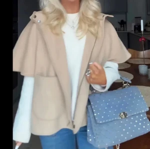 Trendig poncho zara  - Suuuuper snygg och trendig poncho jacka från Zara i storlek s , aldrig använd därav i nyskick ☺️