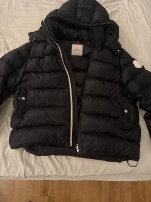 Moncler Jacka  - Moncler dunjacka i mycket bra skick, inga tecken på användning. Storlek 7, passar XL. Kan skicka bild på alla tags i privat chatt. 