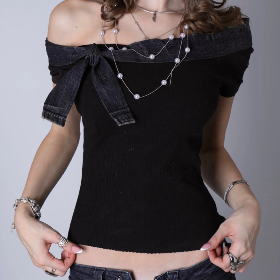 Svart kortärmad offshoulder topp med denimdetalj - 1