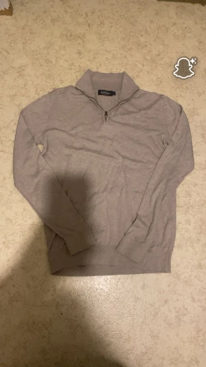 Beige qourter zip från dressman som passar till allt  - Beige zip-up tröja från Dressmann i storlek S. Sitter slim och clean, perfekt för vardagen eller lager-på-lager-drip. Färgen är stabil och materialet är skönt att bära. Tröjan är i bra skick – inga fläckar, inga hål och inget konstigt. Bara normal användning.