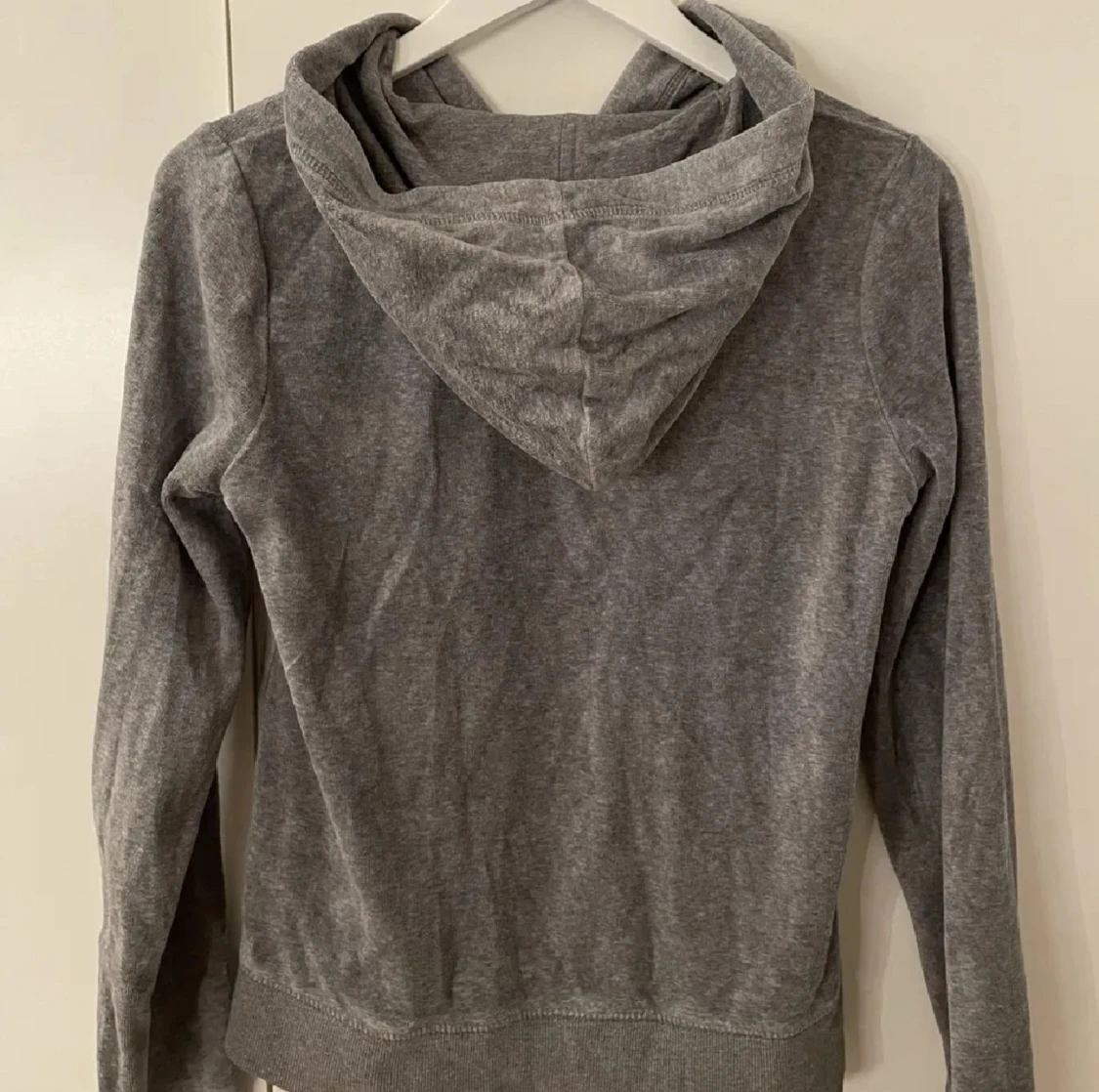 Grå hoodie med dragkedja och huva - 1