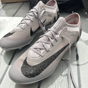Nike Zoom Flyknit fotbollsskor grå - De passar inte mig och säljer för att jag inte kan returnera 