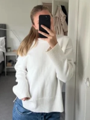 Vit stickad tröja  - Säljer denna jättefina vita tröjan från Zara! Fint skick och storlek S. Pris kan diskuteras vid snabb affär🫶🏻