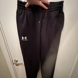 Under armour mjukisbyxor - Helt nya mjukisbyxor som aldrig använt pågrund av att de är för stora för mig. Bilderna och lyset var inte det bästa och skulle säga att de ser väldigt mycket bättre ut i verklighet. Köpt på nypris för 749kr