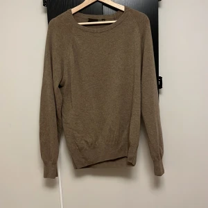 Oscar Jacobson - Beige merino ull Oscar Jacobson, storlek M.