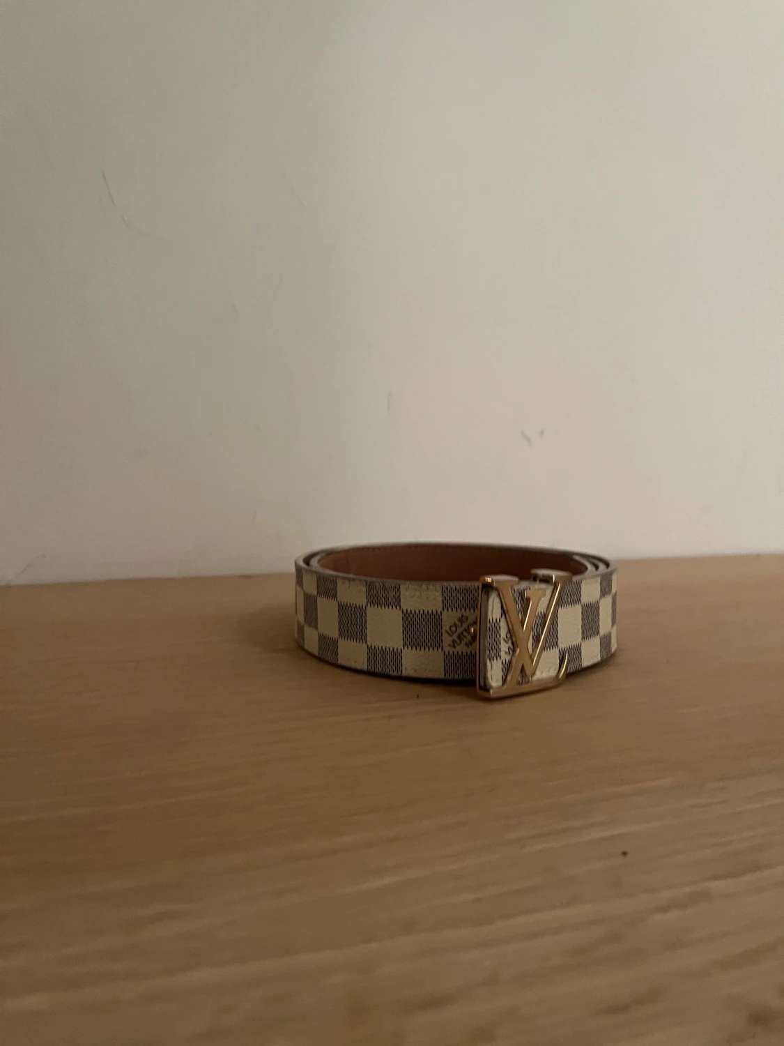 Beigest bälte med Guldigt märke. - 1