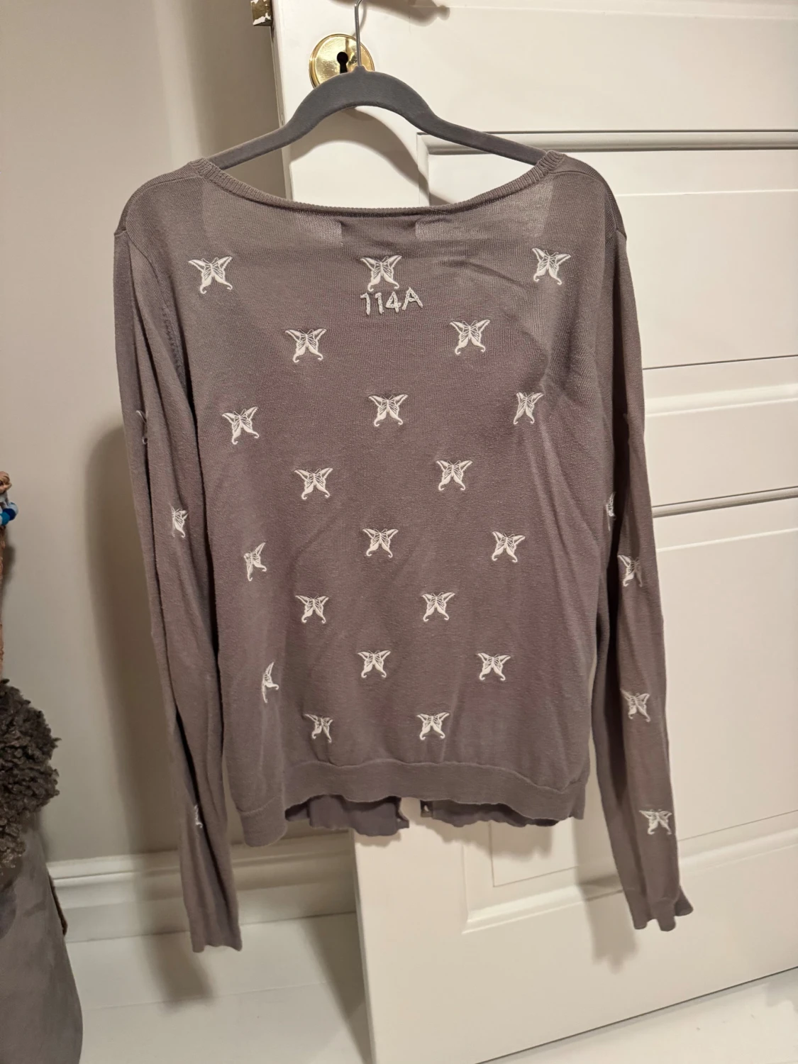 Grå kofta med broderade fjärilar - 1