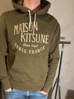 Maison Kitsuné  - Grön Maison Kitsuné hoodie, med tryck på bröstet. Storlek S, ny pris 1500kr, mitt pris 599kr. Mycket bra skick ✅.  Vid funderingar hör av dig !📩
