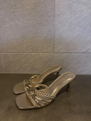 Kitten heals oanvända från asos  - Helt oanvända, bara provade men fick ej användning för eventet. Inköpta för 459kr men säljer nu för 300kr. Skriv gärna om mer information behövs!!!