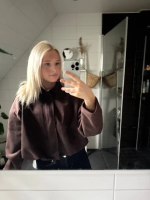 Brun mocka bomberjacka oversized - Säljer en oversized brun bomberjacka i mjuk mocka-look. Jackan är i nyskick❤️