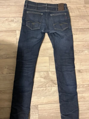 Replay Anbass mörkblå jeans - Helt nya, oanvända replay jeans. Priset kan diskuteras vid snabb affär.  W: 29 L: 32