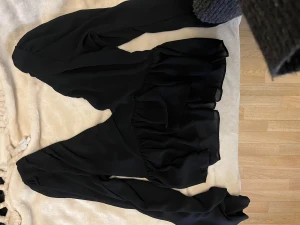 Svart topp med volangdetaljer - Snygg svart topp!