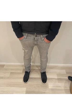 Jack & Jones jeans - Ljus gråa Jack & Jones jeans med slitningar, sparsamt använda, 29 i midjan, 32 längd