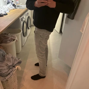 DONDUP - Snygga jeans från DONDUP! Två defekter och det är hålet vid knät och att en av bältes hällarna har åkt av. Modell GEORGE och passform skinny fit. Pris :-539 Retail :-2800. Alltid öppen för frågor eller prisförslag!