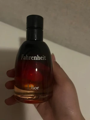 Dior fFahrenheit herrparfym - Klassisk och ikonisk herrparfym från Dior. Snygg flaska med modern känsla, perfekt för dig som vill sticka ut med en tidlös favorit.