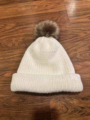 Handgjord mössa - Handgjord vit mössa