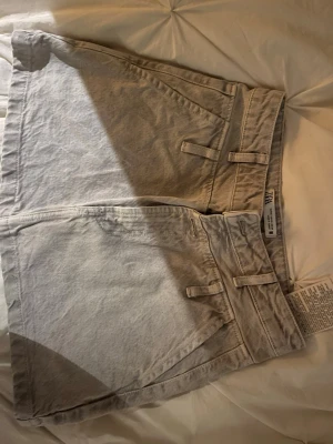 Zara jeans kjol🫂 - Så snygg jeans kjol, passar perfekt med bara en enkel vit tröja. Använt 3gånger så väldigt bra skick🍵